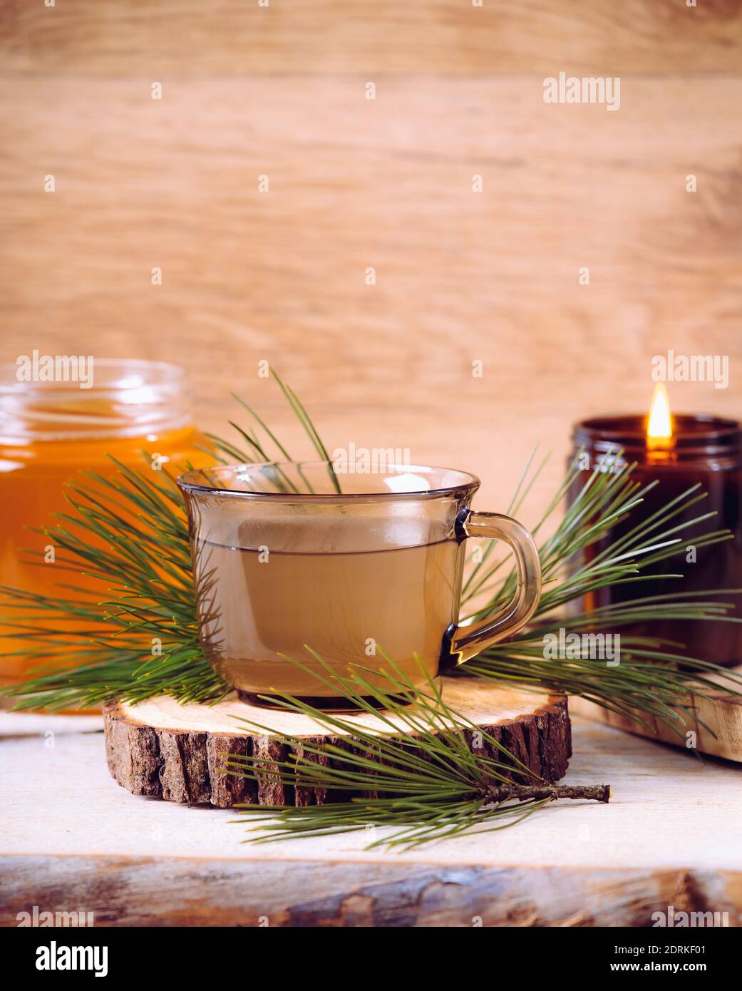Infusion de thé de pin avec du miel. Branches d'arbre pour la décoration. Intérieur maison, sain plein de vitamine C. ensemble confortable. Banque D'Images