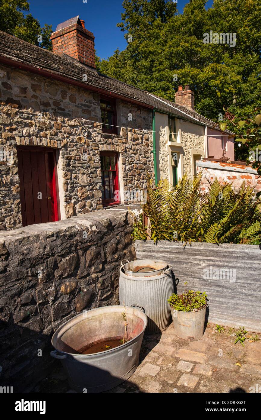 Royaume-Uni, pays de Galles, Cardiff, St Fagans, Musée national d'histoire, bain de dolly et bain d'étain dans la cour arrière de 1795 Rhyd y-car Terrace, de Merthyr Tydfil Banque D'Images