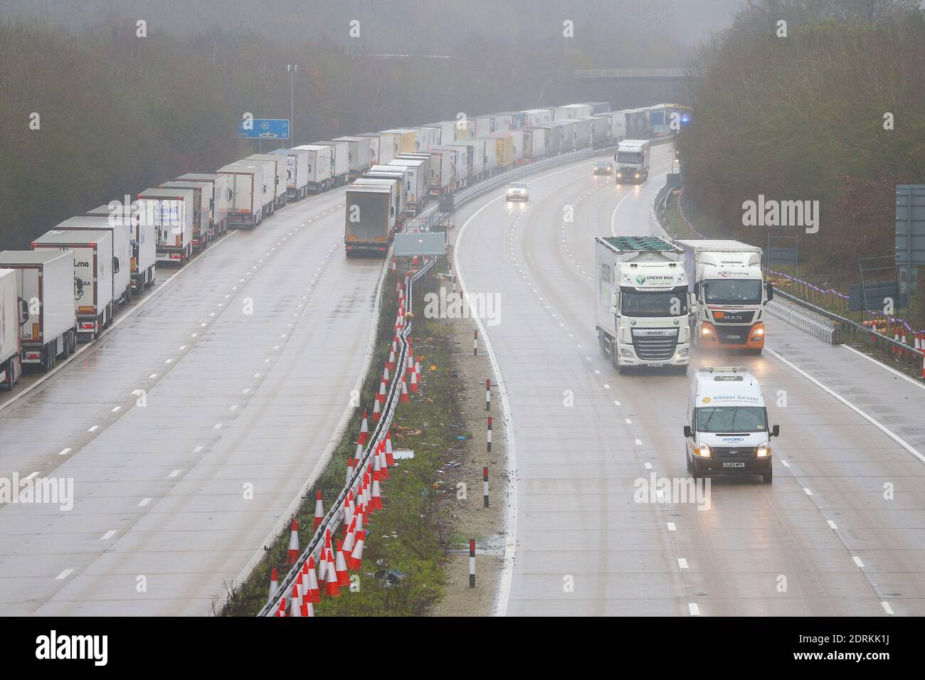 Maidstone, Kent, Royaume-Uni. 21 décembre 2020. Depuis la sortie 8 de Maidstone sur l'autoroute M20, Operation Stack est entré en vigueur, aucun autre trafic n'est autorisé sur l'autoroute. La police retient des camions sur l'autoroute pour créer une pile de véhicules afin de ne pas provoquer d'autres embouteillages sur la route menant à Douvres. Crédit photo : PAL Media/Alamy Live News Banque D'Images