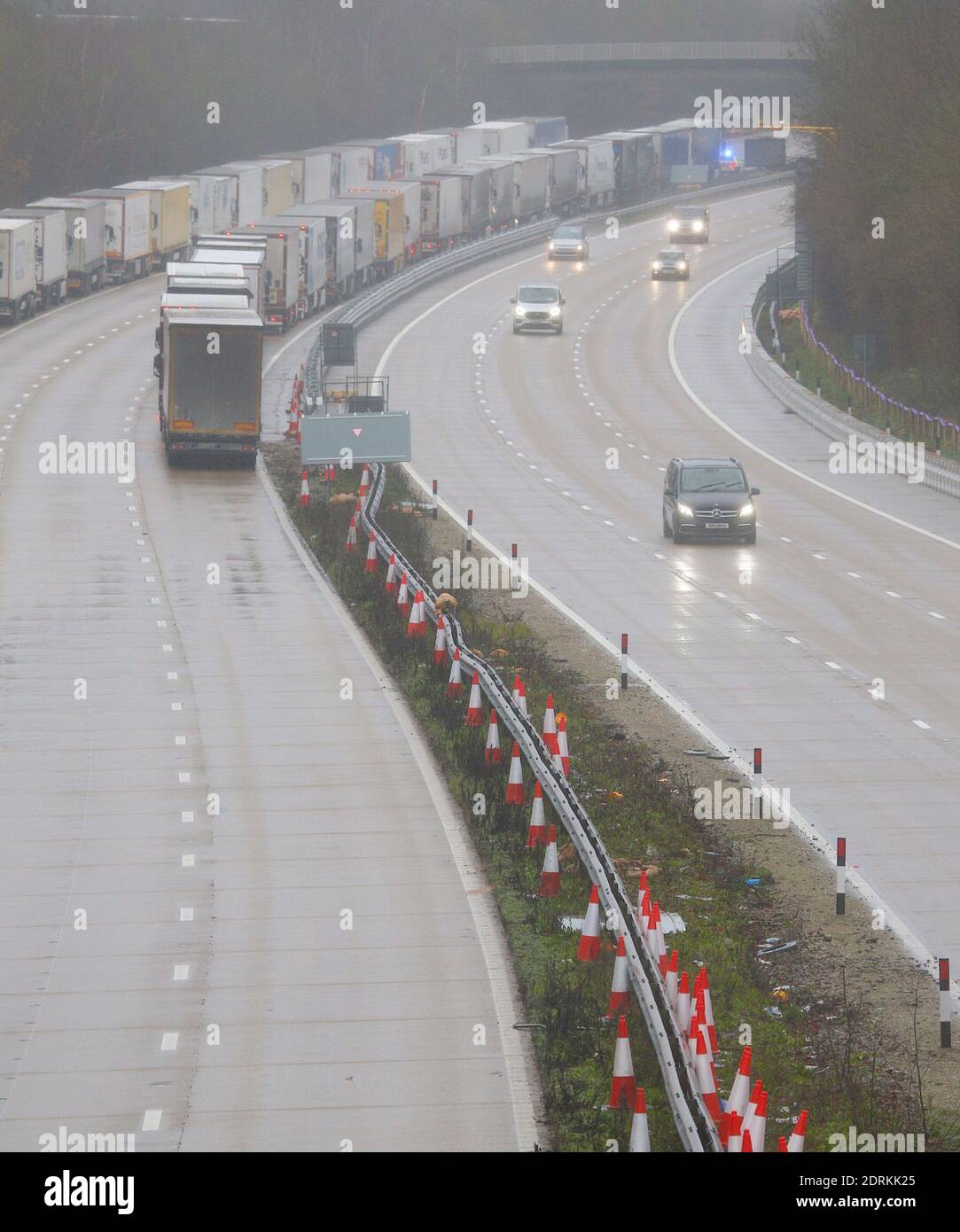 Maidstone, Kent, Royaume-Uni. 21 décembre 2020. Depuis la sortie 8 de Maidstone sur l'autoroute M20, Operation Stack est entré en vigueur, aucun autre trafic n'est autorisé sur l'autoroute. La police retient des camions sur l'autoroute pour créer une pile de véhicules afin de ne pas provoquer d'autres embouteillages sur la route menant à Douvres. Crédit photo : PAL Media/Alamy Live News Banque D'Images