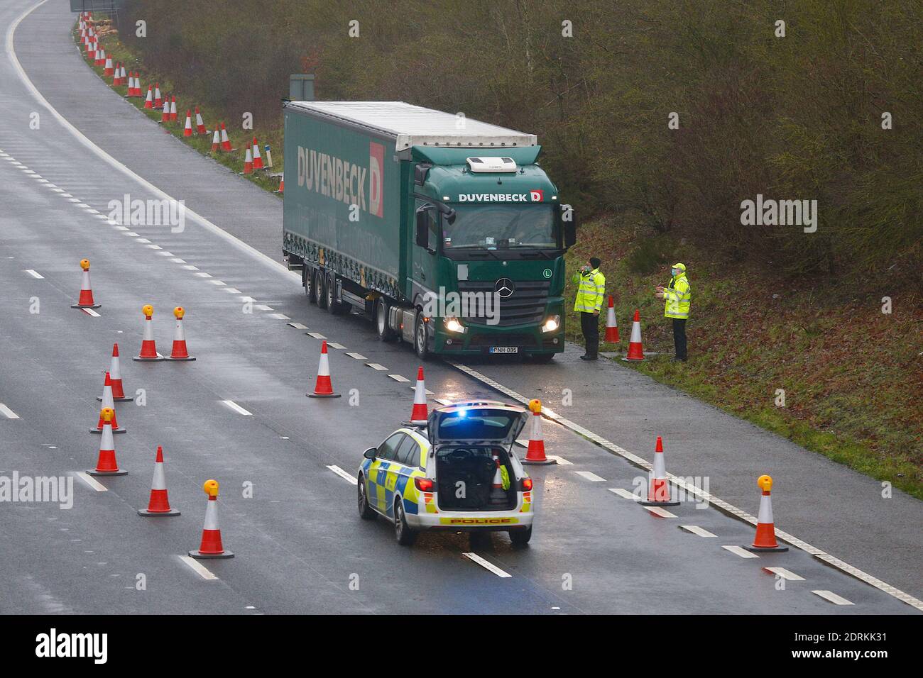 Maidstone, Kent, Royaume-Uni. 21 décembre 2020. Depuis la sortie 8 de Maidstone sur l'autoroute M20, Operation Stack est entré en vigueur, aucun autre trafic n'est autorisé sur l'autoroute. La police retient des camions sur l'autoroute pour créer une pile de véhicules afin de ne pas provoquer d'autres embouteillages sur la route menant à Douvres. Véhicules de transport de marchandises à vérifier par la police. Crédit photo : PAL Media/Alamy Live News Banque D'Images