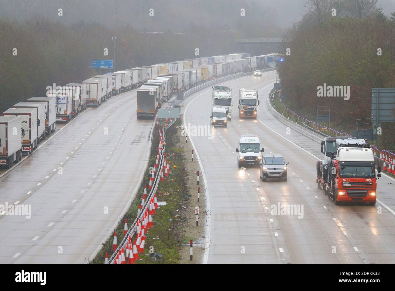 Maidstone, Kent, Royaume-Uni. 21 décembre 2020. Depuis la sortie 8 de Maidstone sur l'autoroute M20, Operation Stack est entré en vigueur, aucun autre trafic n'est autorisé sur l'autoroute. La police retient des camions sur l'autoroute pour créer une pile de véhicules afin de ne pas provoquer d'autres embouteillages sur la route menant à Douvres. Crédit photo : PAL Media/Alamy Live News Banque D'Images