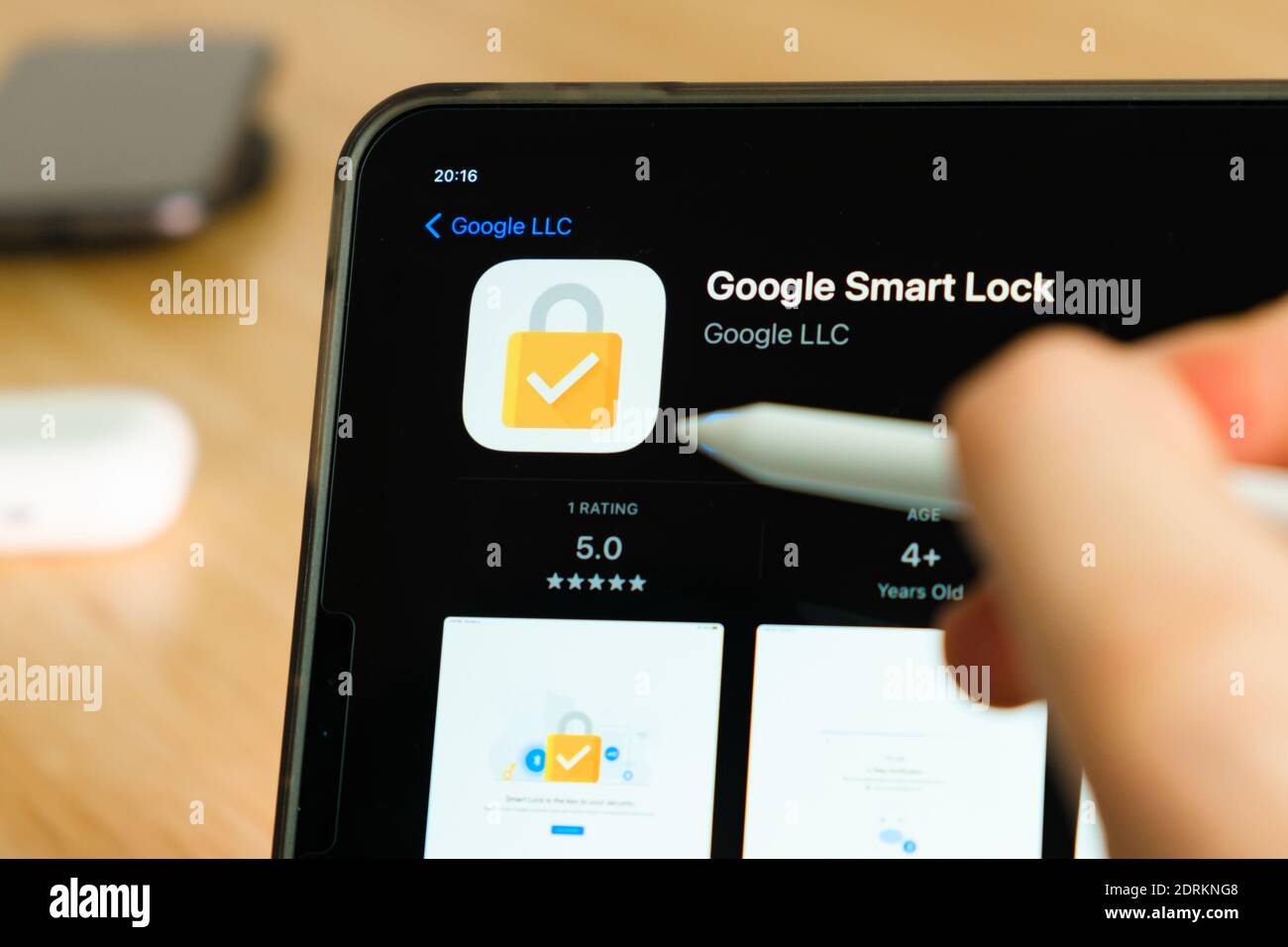 Logo Google Smart Lock affiché au crayon Apple sur l'écran de la tablette iPad Pro. Homme utilisant l'application sur la tablette. Décembre 2020, San Francisco, États-Unis. Banque D'Images