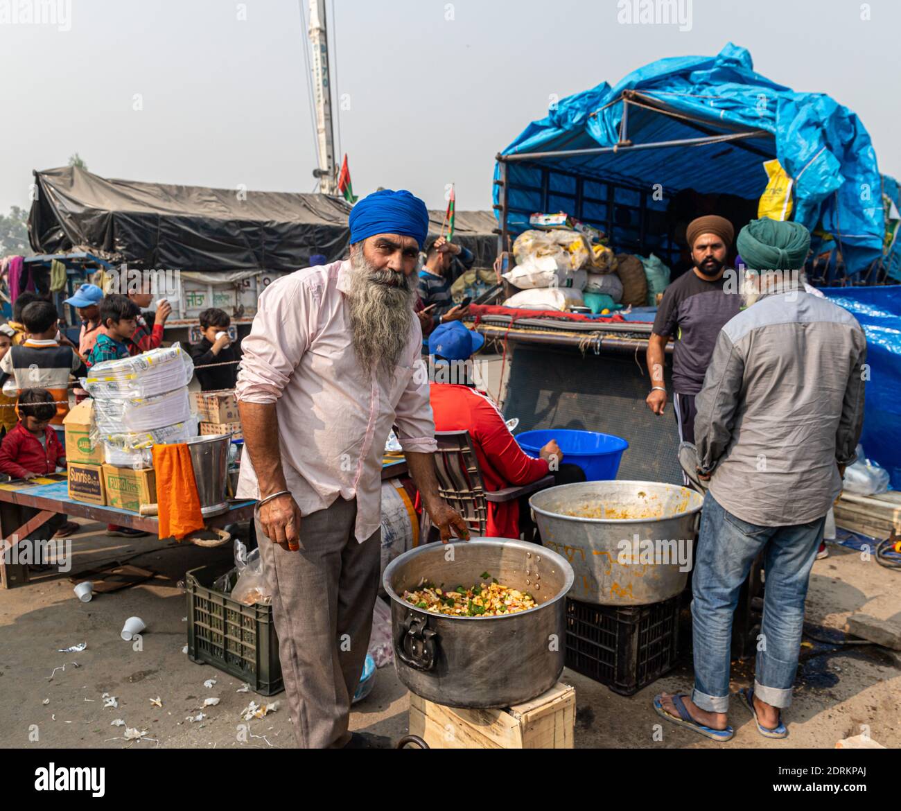 un fermier sikh qui fait de la nourriture pendant la manifestation à la frontière de delhi. Banque D'Images