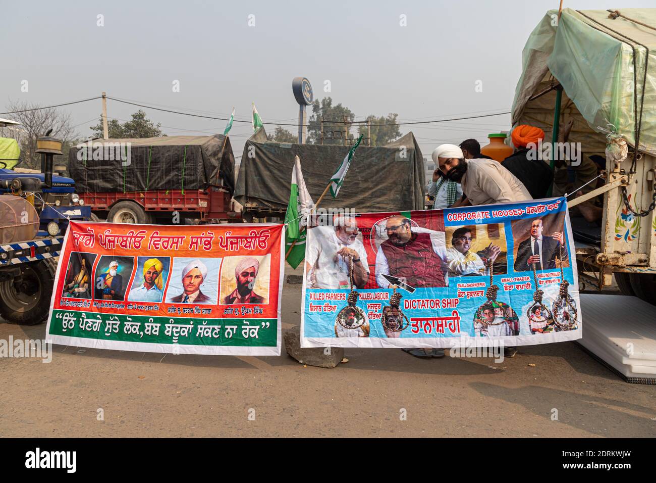 des slogans anti-gouvernementaux par un agriculteur à la frontière de delhi lors de la manifestation. Banque D'Images