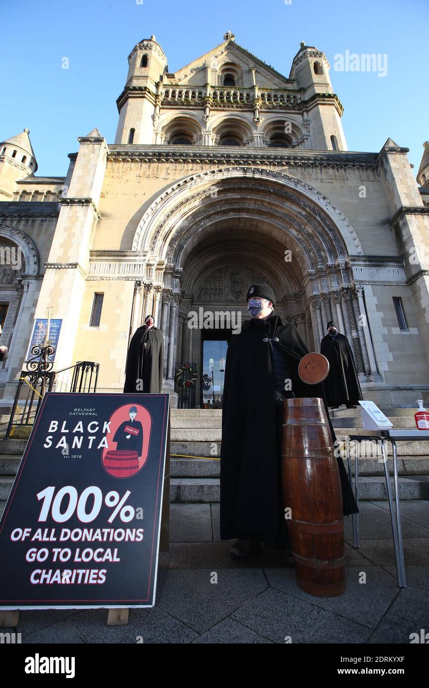 Belfast Black Santa sur la rue à St Anne Belfast Cathedral photo par Hugh Russell Banque D'Images