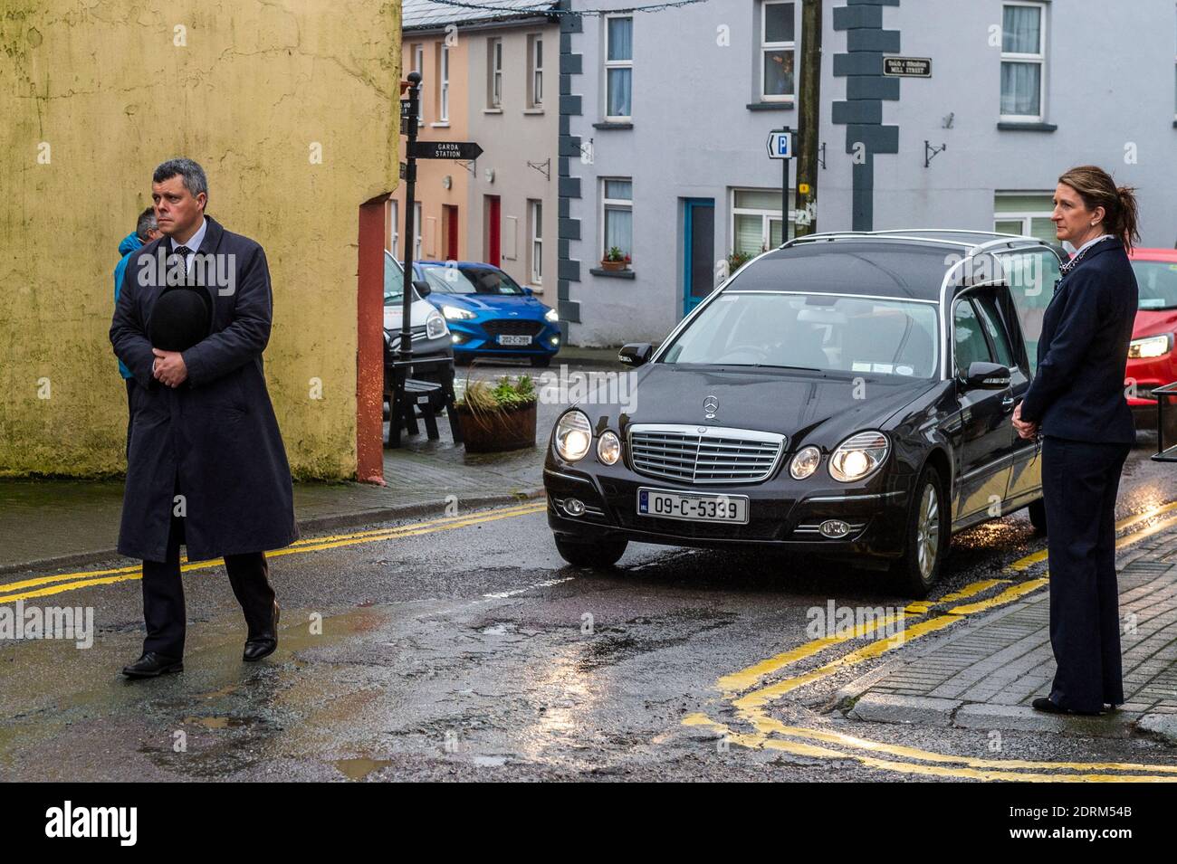 Timoleague, West Cork, Irlande. 21 décembre 2020. Le corbillard portant le cercueil de l'aventurier Tim Severin, traverse son village natal de Timoleague tandis que les habitants de la région bordent la rue pour payer leurs respects. M. Severin doit être incinéré à Ringaskiddy, comté de Cork. Crédit : AG News/Alay Live News Banque D'Images