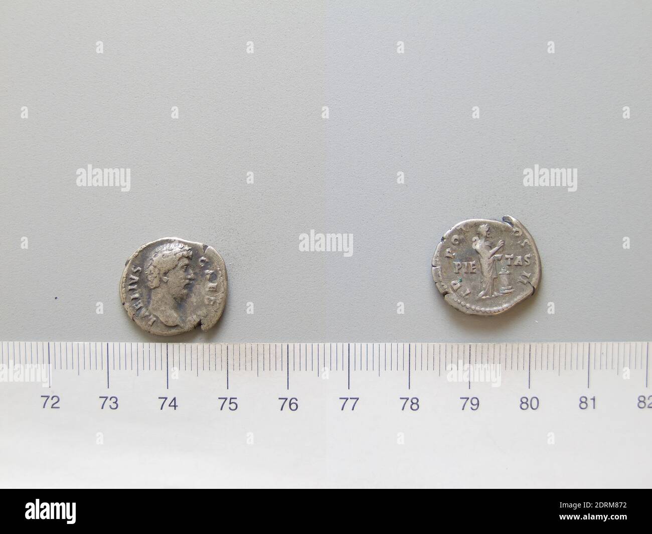 Souverain : Hadrien, empereur de Rome, A.D. 76–138, dirigé de 117–38, Mint : Rome, Honorand : Lucius Aelius César, A.D. 101–138, gouverné de 136–38, Denarius d'Hadrien, empereur de Rome, 137, argent, 3.28 g, 7:00, 18.1 mm, fabriqué à Rome, Italie, romain, 2e siècle, Numistique, A.D. Banque D'Images