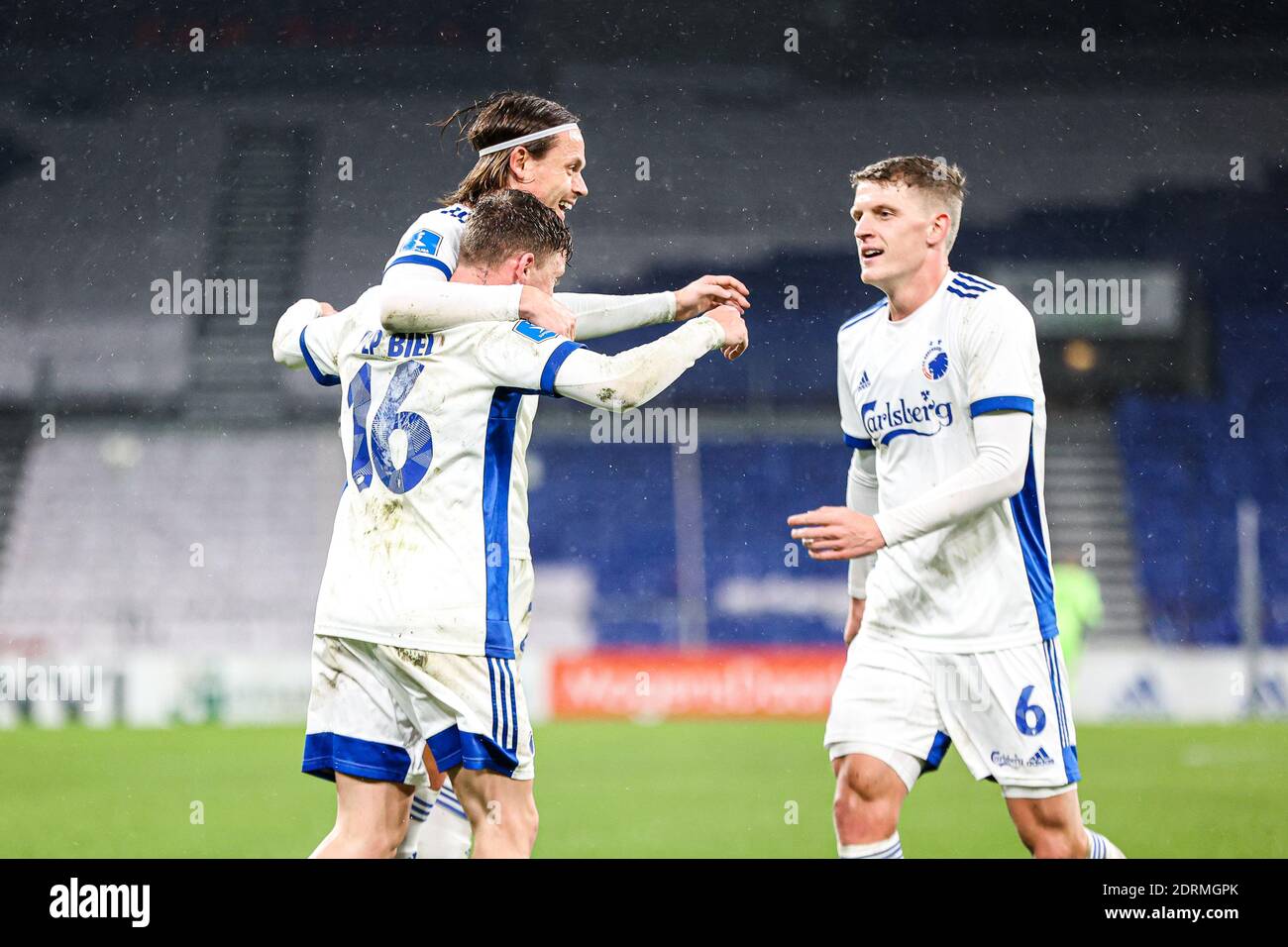 Copenhague, Danemark. 20 décembre 2020. PEP Biel (16) du FC Copenhagen marque et célèbre avec son coéquipier Peter Ankersen (22) et Jens Stage (6) lors du match 3F Superliga entre le FC Copenhagen et Odense Boldklub à Parken, Copenhague. (Crédit photo : Gonzales photo/Alamy Live News Banque D'Images