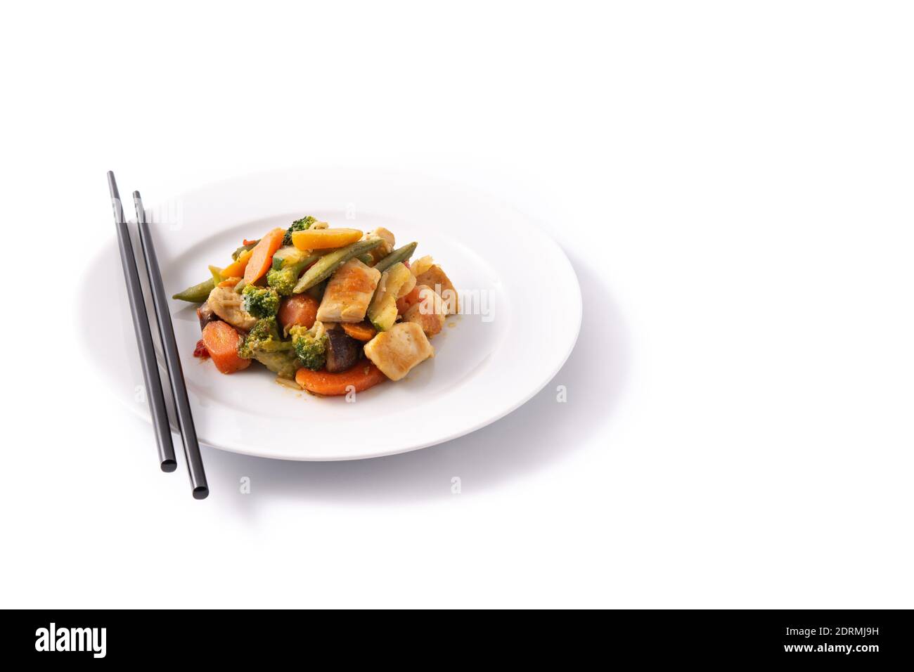 Remuez le poulet avec les légumes sur l'assiette isolée sur le blanc arrière-plan Banque D'Images