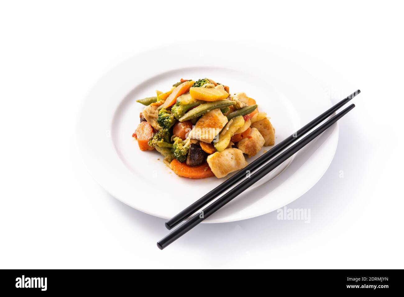 Remuez le poulet avec les légumes sur l'assiette isolée sur le blanc arrière-plan Banque D'Images