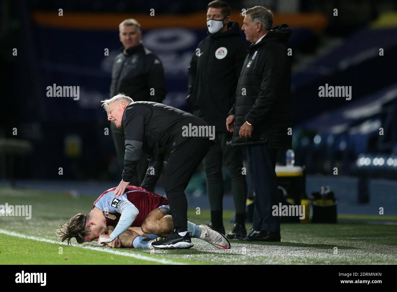 Sammy Lee, l'entraîneur assistant de West Bromwich Albion vérifie sur Jack Grealish de Aston Villa après qu'il soit fouillé par Jake Livermore qui obtient une carte rouge pour l'attaque. Première League, West Bromwich Albion / Aston Villa aux Hawthorns à West Bromwich, Midlands, le dimanche 20 décembre 2020. Cette image ne peut être utilisée qu'à des fins éditoriales. Utilisation éditoriale uniquement, licence requise pour une utilisation commerciale. Aucune utilisation dans les Paris, les jeux ou les publications d'un seul club/ligue/joueur. photo par Andrew Orchard/Andrew Orchard sports photographie/Alamy Live news Banque D'Images