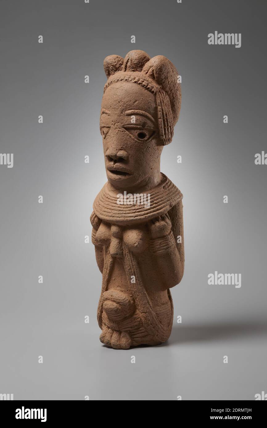 Figurine femelle, env. 900–300 B.C. E., terre cuite, 18 × 6 1/2 × 6 po. (45.72 × 16.51 × 15.24 cm), fabriqué au Nigeria, NOK, Sculpture Banque D'Images