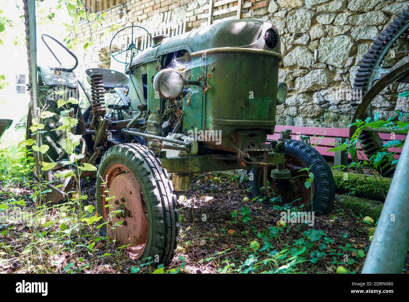 Vue en angle bas d'un tracteur bien conservé dans un lieu abandonné dans le champ Banque D'Images