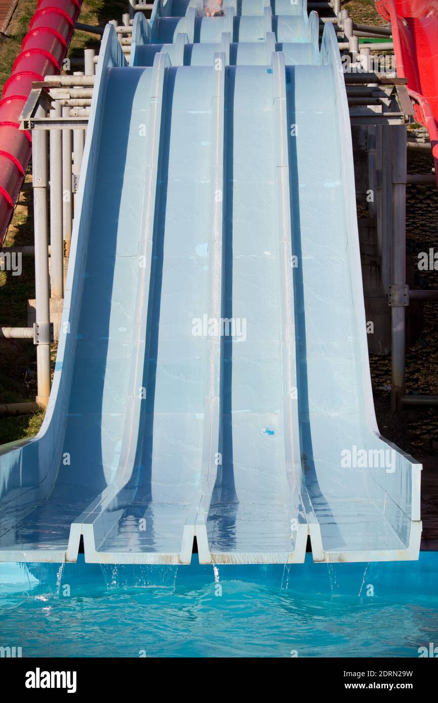 toboggan aquatique en plastique bleu dans la piscine Photo Stock - Alamy