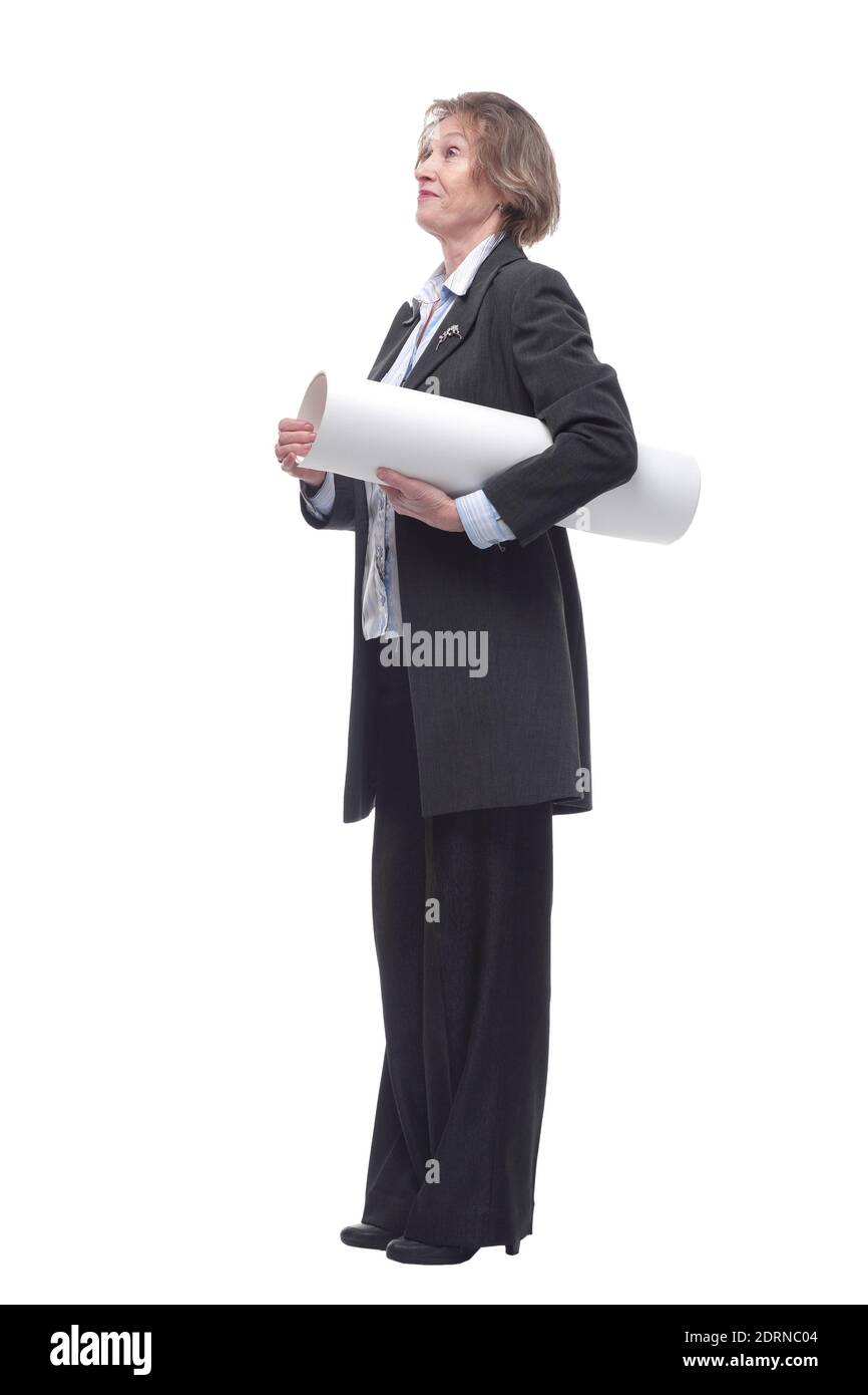 Vue latérale d'une femme d'âge mûr, architecte, portant des plans roulés Banque D'Images