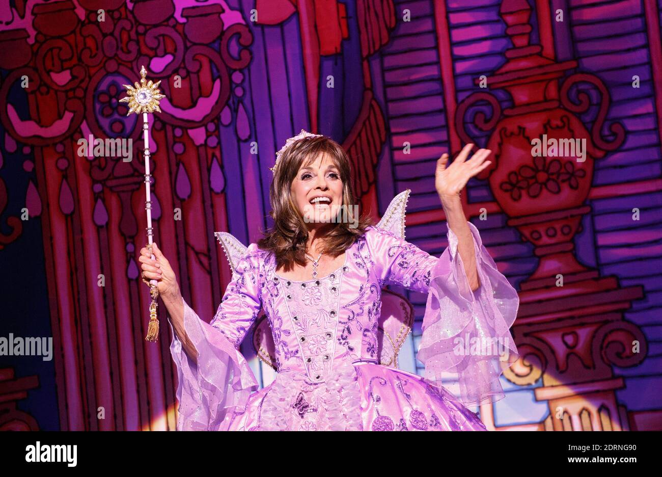 Linda Gray (Fairy Godmather) à CENDRILLON au New Wimbledon Theatre, Londres SW19 09/12/2014 écrit par Eric Potts chorégraphe: Lizzi Gee réalisateur: Ian Talbot Banque D'Images