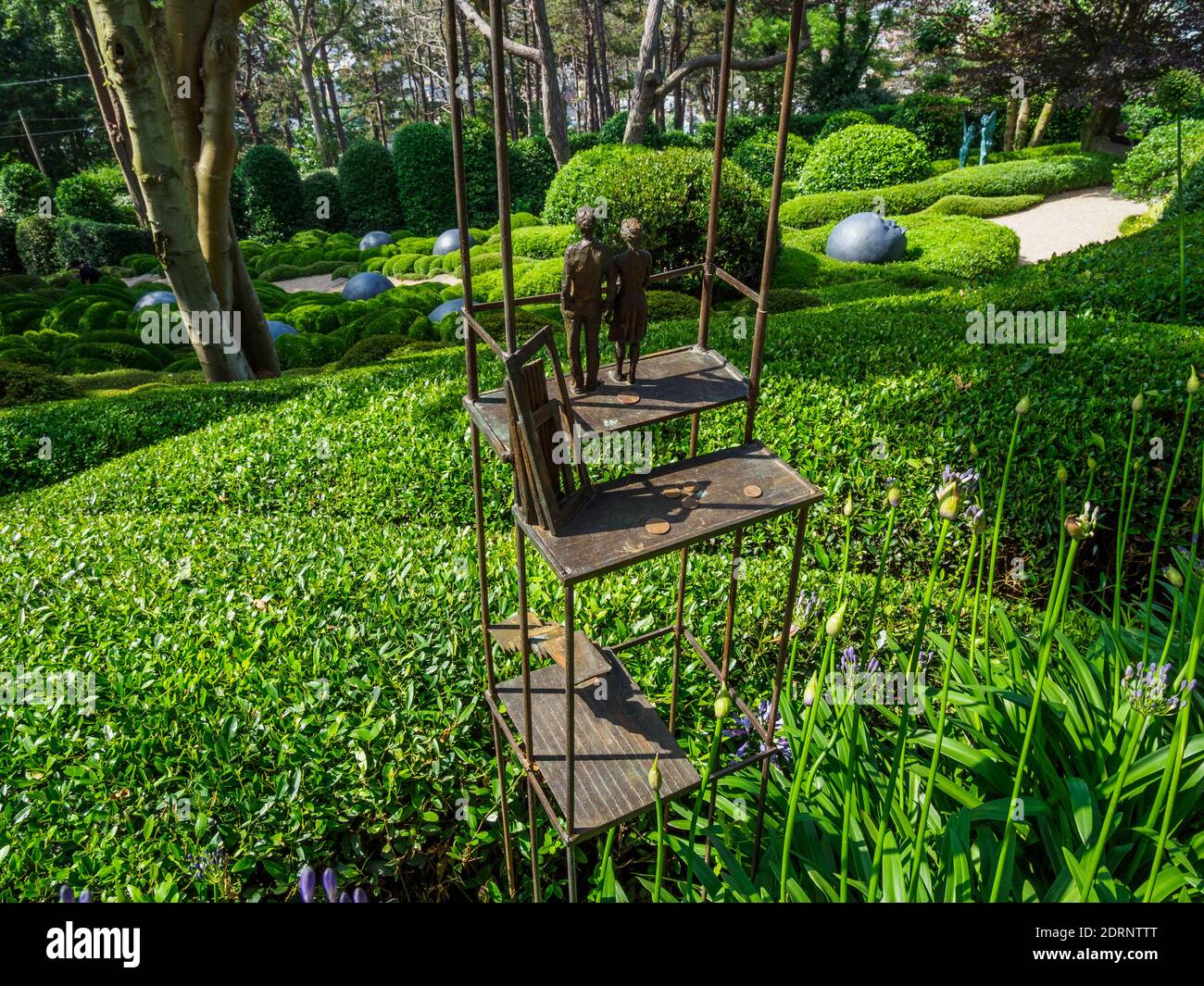 Les Jardins d’Etretat est un jardin néo-futuriste qui s’étend sur les falaises de la côte d’Alabâtre, en Normandie, en France Banque D'Images