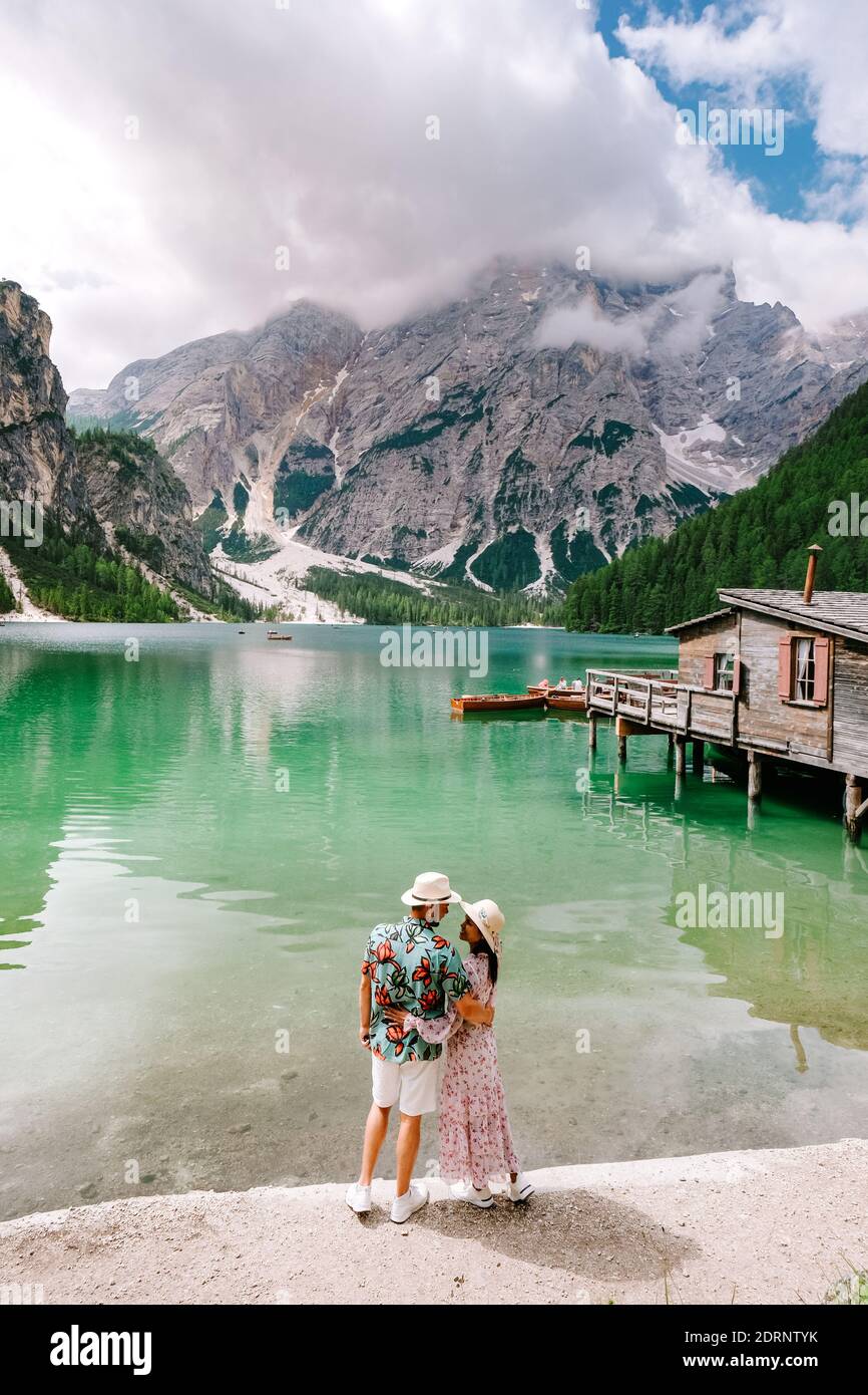 Beau lac dans les alpes italiennes, Lago di Braies, un couple en vacances dans les Alpes italiennes Italie Dolomites prages wildsee Banque D'Images
