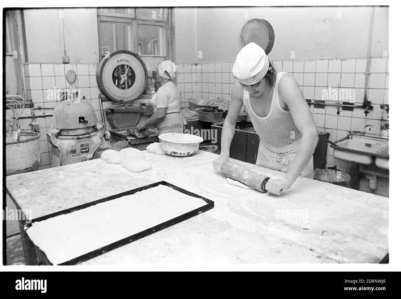 30 novembre 1982, Saxe, Eilenburg: Entre autres choses, des gâteaux sont cuits dans le Konsum Bäckerei Eilenburg au début des années 1980. Date exacte de l'enregistrement inconnue. Photo: Volkmar Heinz/dpa-Zentralbild/ZB Banque D'Images