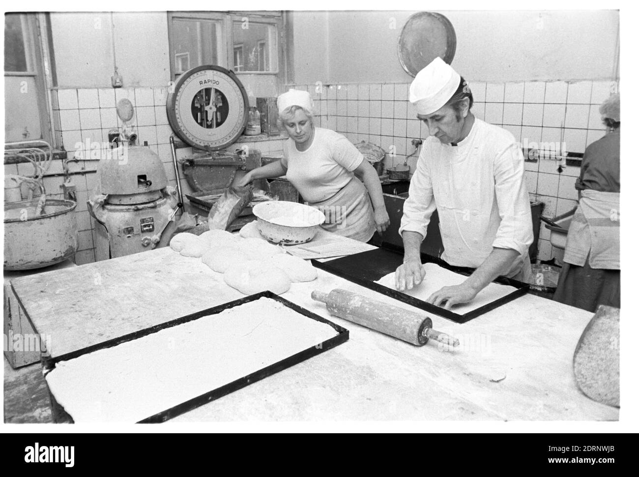 30 novembre 1982, Saxe, Eilenburg: Entre autres choses, des gâteaux sont cuits dans le Konsum Bäckerei Eilenburg au début des années 1980. Date exacte de l'enregistrement inconnue. Photo: Volkmar Heinz/dpa-Zentralbild/ZB Banque D'Images