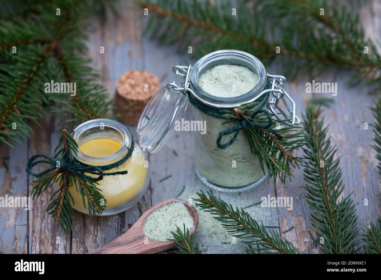 Fichtennadel-Salz, Fichtennadelsalz, Fichten-Salz gemischt mit Fichtennadeln, Kräutersalz, Badesalz, Fichtennadeln, Nadeln, Harzsalbe, Harzcreme, Harz Banque D'Images