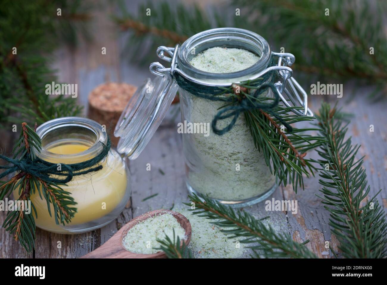 Fichtennadel-Salz, Fichtennadelsalz, Fichten-Salz gemischt mit Fichtennadeln, Kräutersalz, Badesalz, Fichtennadeln, Nadeln, Harzsalbe, Harzcreme, Harz Banque D'Images