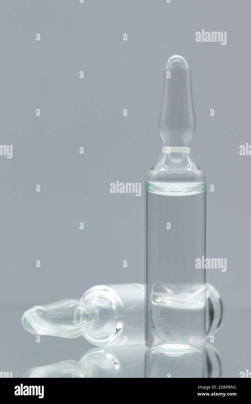 Ampoules en verre liquide, isolées sur fond blanc. Banque D'Images