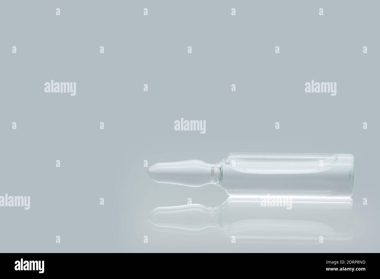 Ampoules en verre liquide, isolées sur fond blanc. Banque D'Images