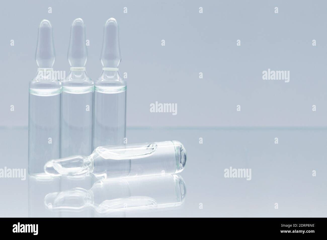 Ampoules en verre liquide, isolées sur fond blanc. Banque D'Images