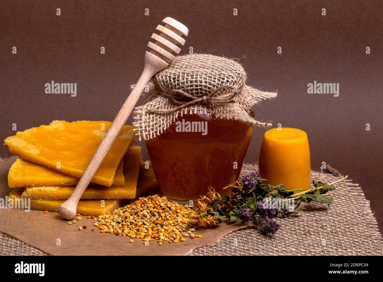Gros plan sur le miel, la cire d'abeille, les fleurs séchées et le pollen d'abeille Banque D'Images