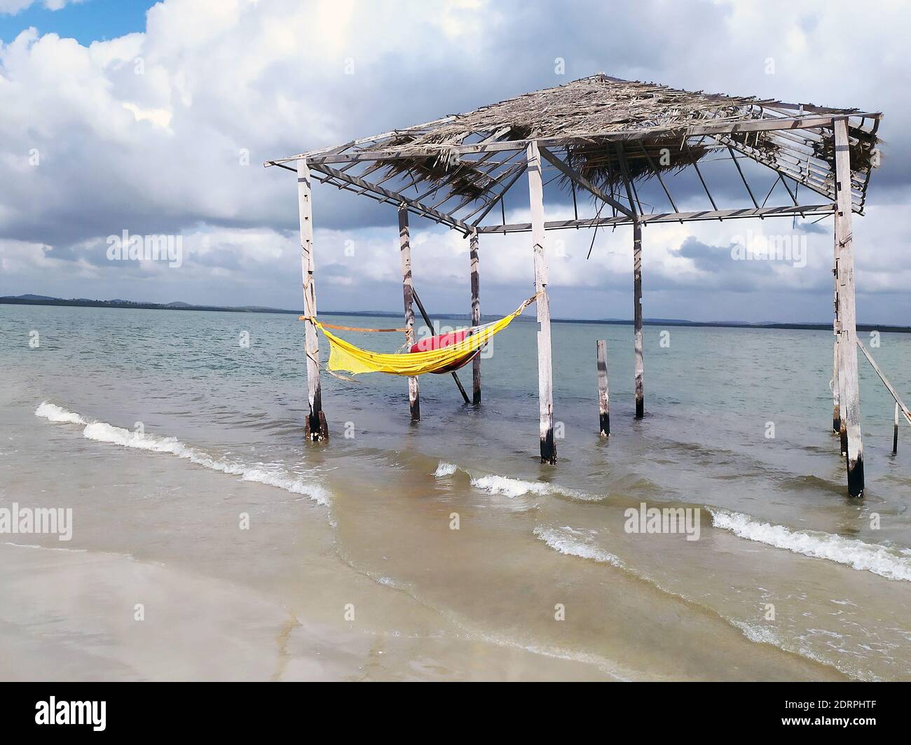 Tente rustique et ancienne avec hamac à l'intérieur de la plage. Plage déserte de Mangue Seco; Jandaira; Bahia; Brésil Banque D'Images