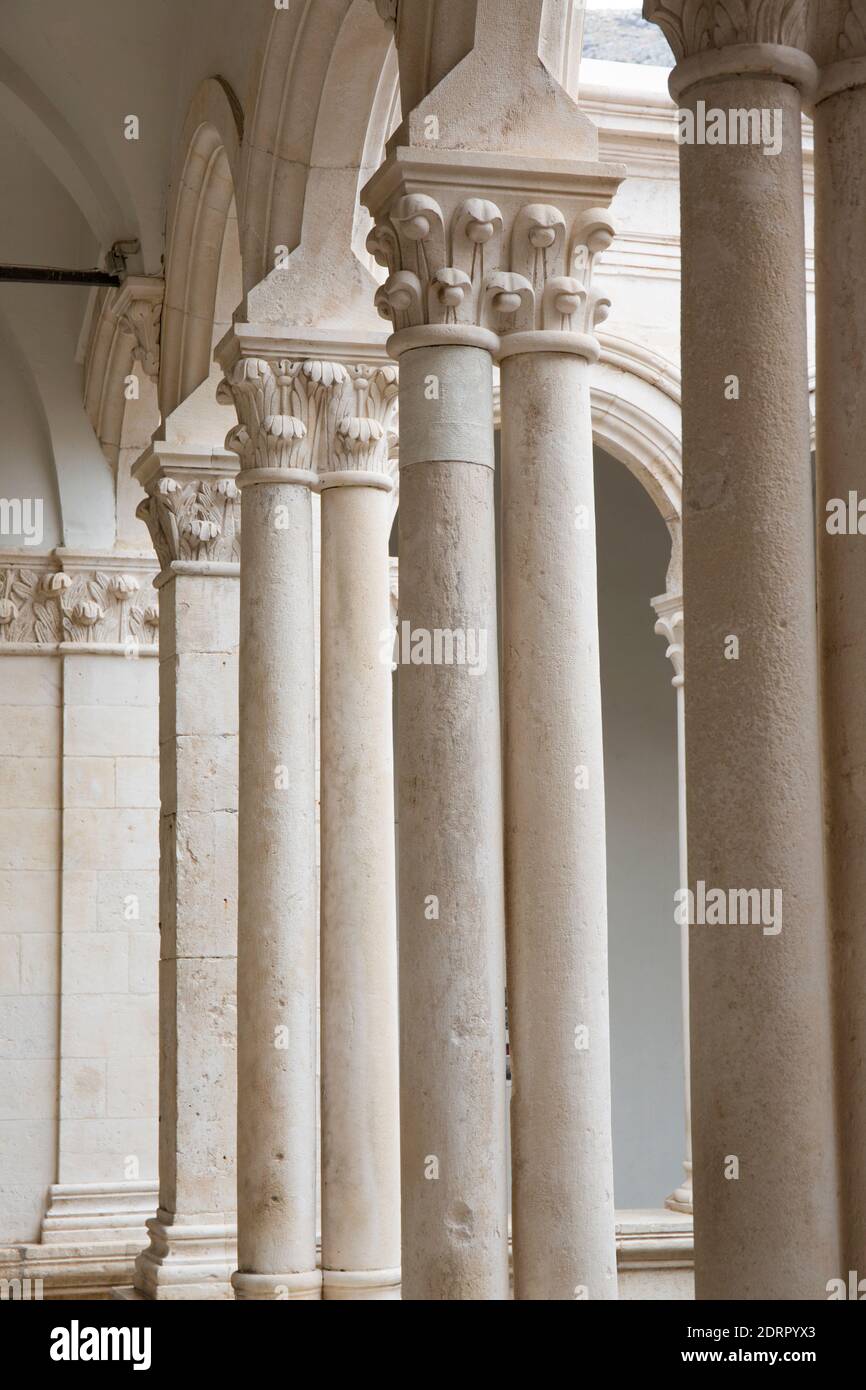 Dubrovnik, Dubrovnik-Neretva, Croatie. Colonnade faisant partie de la galerie supérieure du Palais du Recteur. Banque D'Images