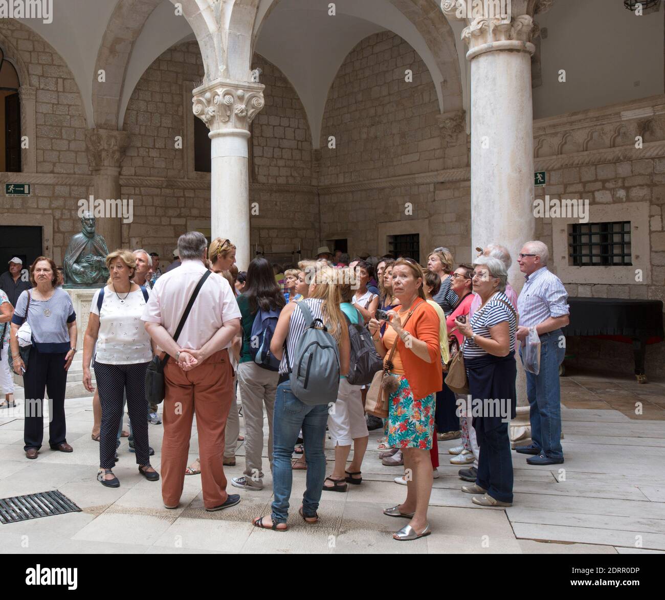 Dubrovnik, Dubrovnik-Neretva, Croatie. Groupe de touristes italiens dans l'atrium du Palais du Recteur. Banque D'Images