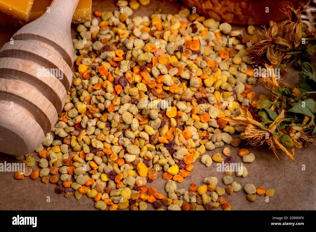 Gros plan sur le pollen d'abeille, la cire d'abeille, les fleurs séchées et le miel en arrière-plan Banque D'Images