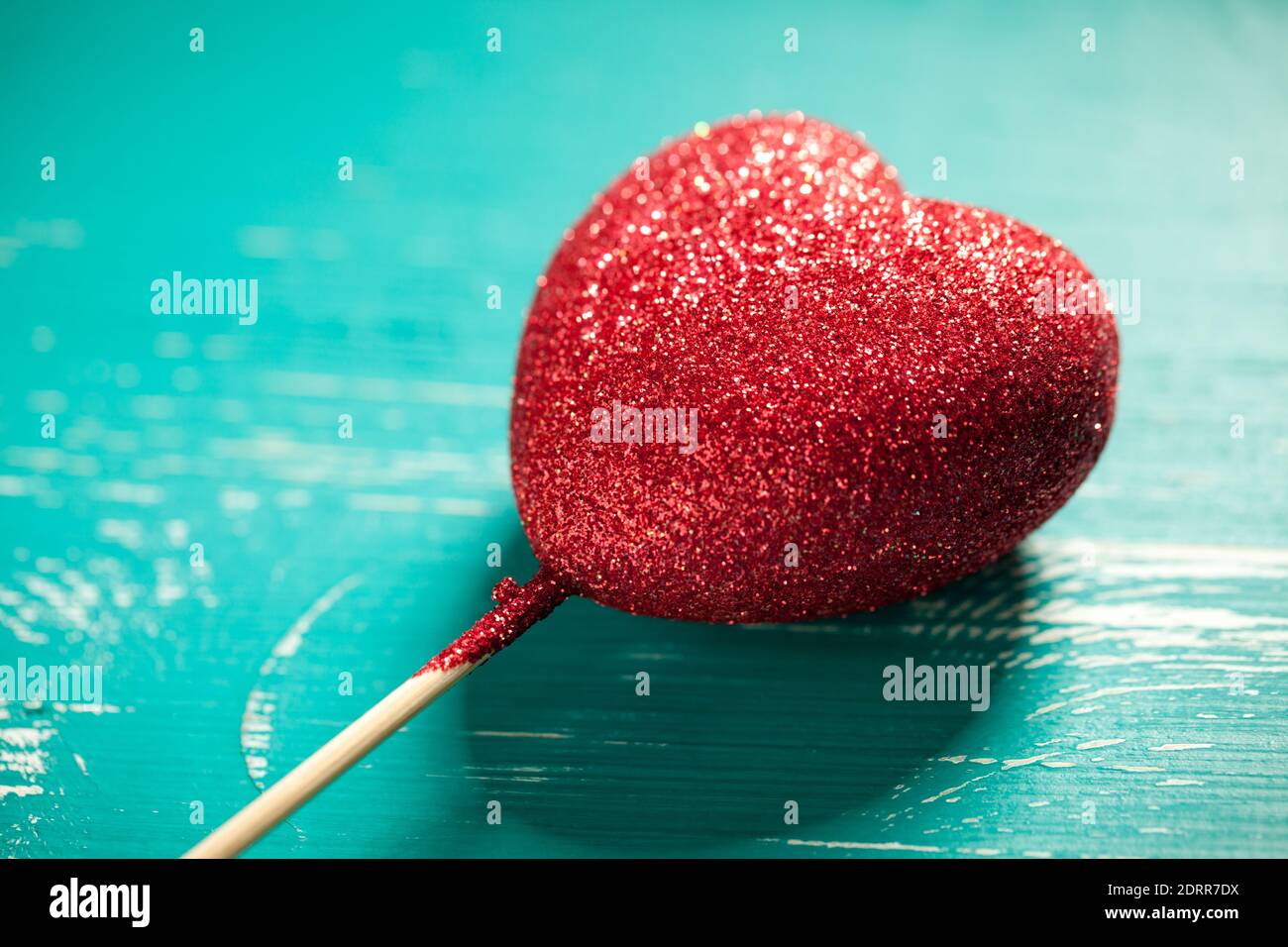 Gros plan sur une table turquoise à motif coeur scintillant. Ce fichier est nettoyé et retouché. Banque D'Images