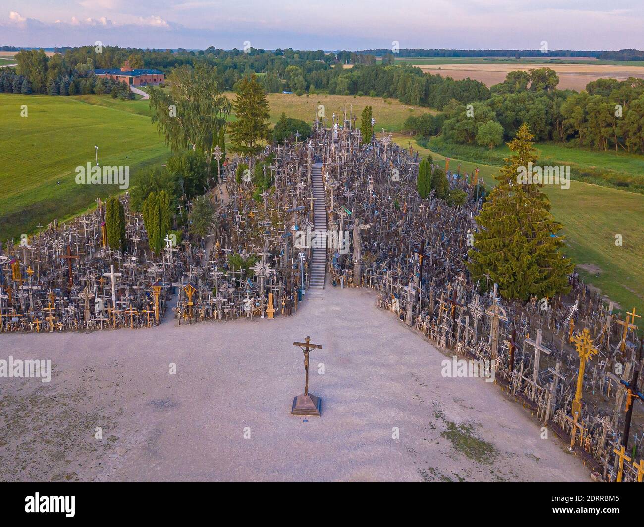 Colline des croix, un sanctuaire en Lituanie, un lieu de pèlerinage. Vue depuis un drone. Photo de haute qualité Banque D'Images