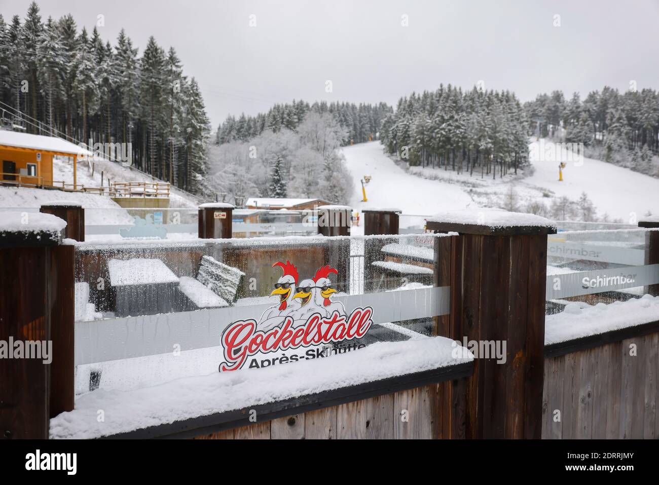 Winterberg, pays aigre, Rhénanie-du-Nord-Westphalie, Allemagne - cabane de ski fermée, carrousel de ski, pas de sports d'hiver à Winterberg en temps de crise corona Banque D'Images