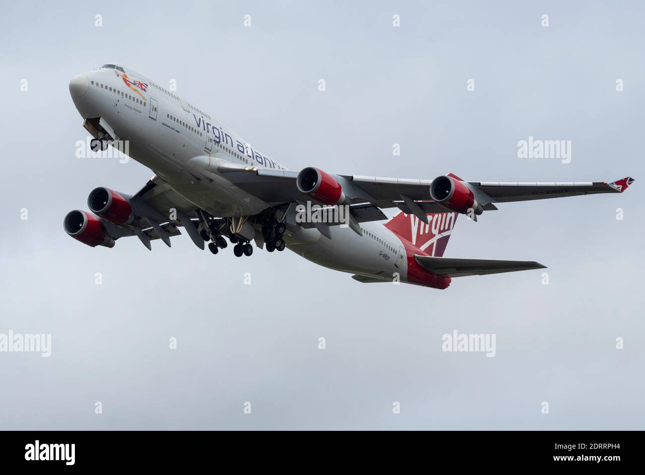 Aéroport de Londres Heathrow, Londres, Royaume-Uni. 21 décembre 2020. L'effet de la COVID-19 sur les voyages aériens a entraîné la retraite prématurée de plusieurs compagnies aériennes de leurs Boeing 747 Jumbo Jets. Au risque de mettre au rebut les deux dernières Virgin 747 ont trouvé un sauveur dans Atlas Air aux États-Unis. Après avoir pris l'avion pour Heathrow pour des travaux d'entretien, le premier est parti pour sa nouvelle maison la semaine dernière, et le dernier, G-VROY nommé « jolie femme », est parti aujourd'hui. C'est très probablement la dernière fois qu'un passager 747 sera vu à Heathrow avec juste des versions de fret en visite Banque D'Images