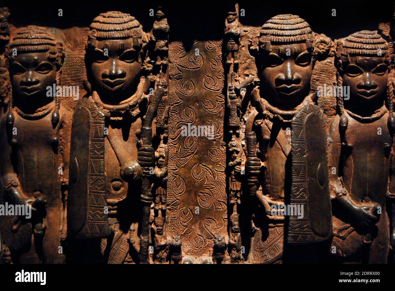 Afrique. Plaques du Bénin, XVIe-XVIIe siècles. Plaque de relief en laiton  moulé en utilisant la technique du « cire perdue » (cire perdue). Ils ont  décoré les piliers des bâtiments du palais
