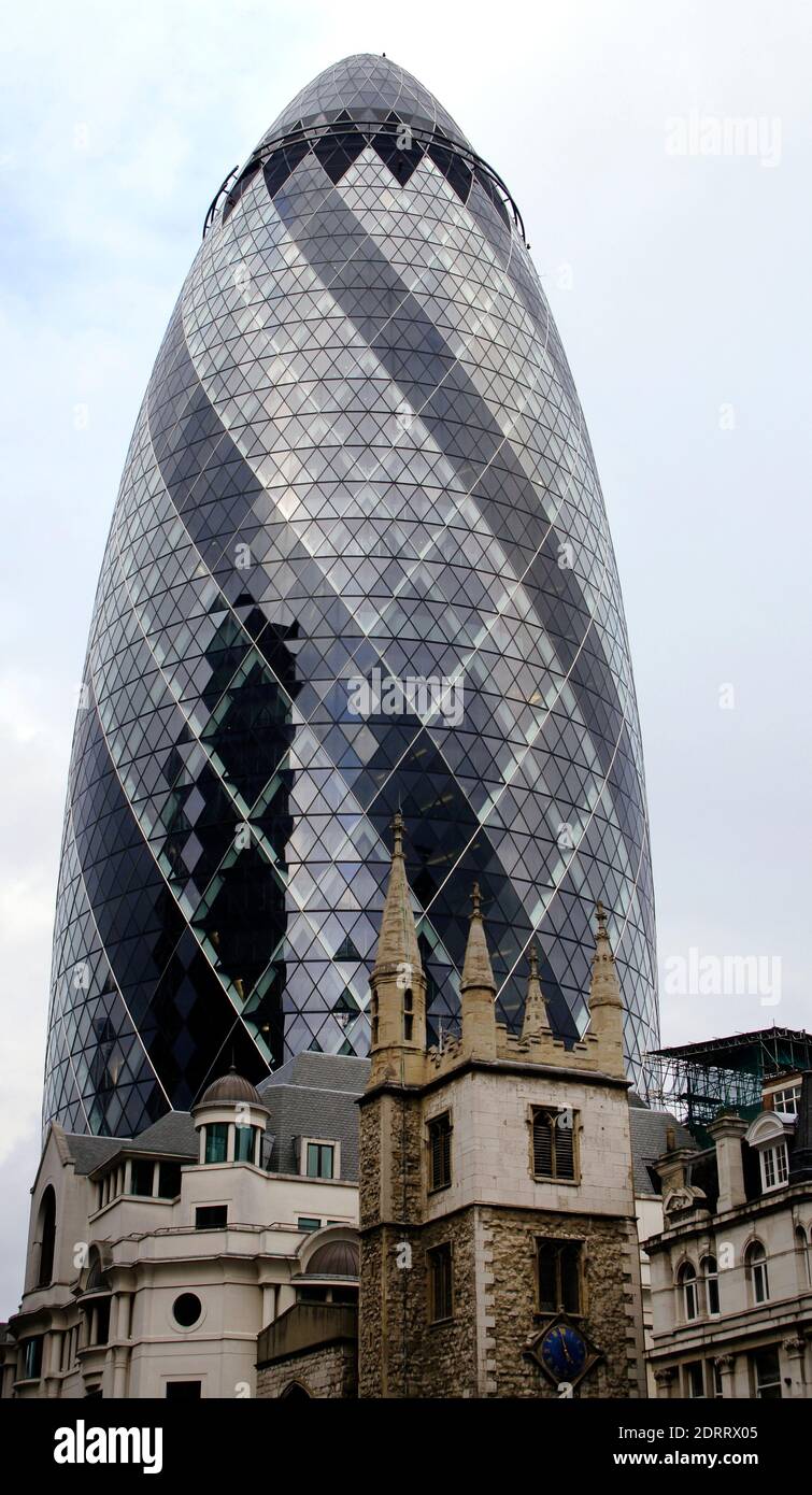 Royaume-Uni, Angleterre, Londres. 30 St. Mary Ax (Swiss Re Building) conçu par Norman Foster (b. 1935). Il a été construit entre 2001 et 2003. Ouvert en avril 2004. Banque D'Images