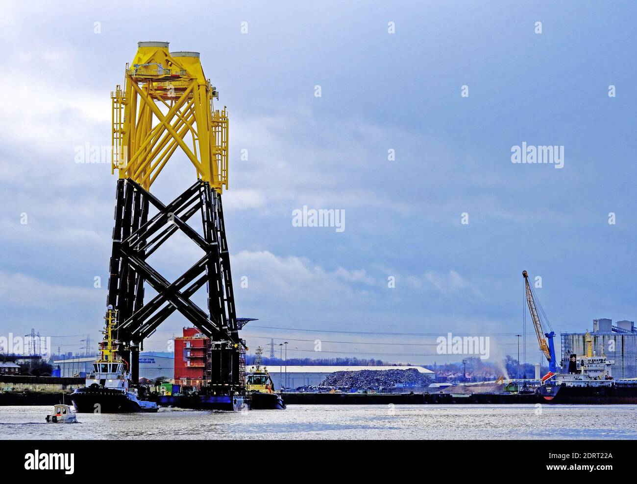 L'éolienne se trouve sur la barge Wismar avec le remorqueur Multratug 18 En passant par North Shields pour le Nigg Field en Écosse et Fabriqué à Smulders Howdon sur Tyne Banque D'Images