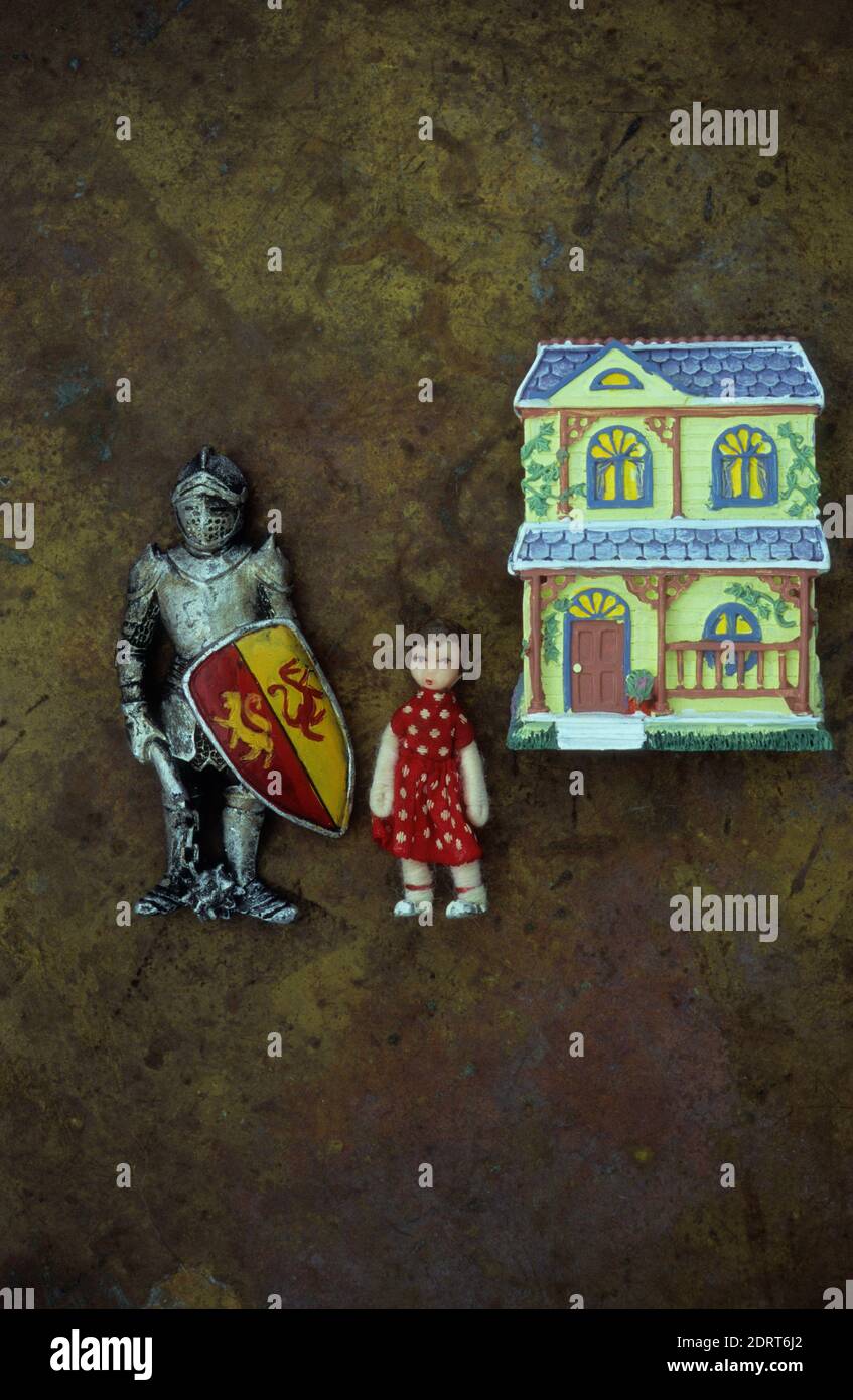 Modèle de maison de deux étages avec véranda et modèle de fille et chevalier médiéval en armure debout à côté Banque D'Images