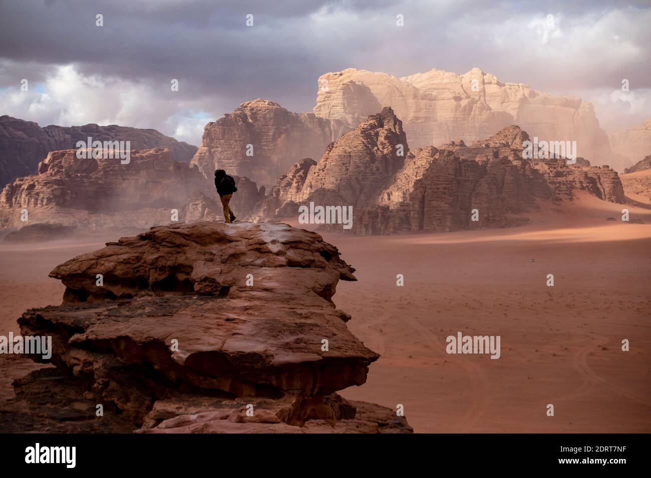 Turist dans le désert de Wadi Rum, Jordanie, février 2020 Banque D'Images