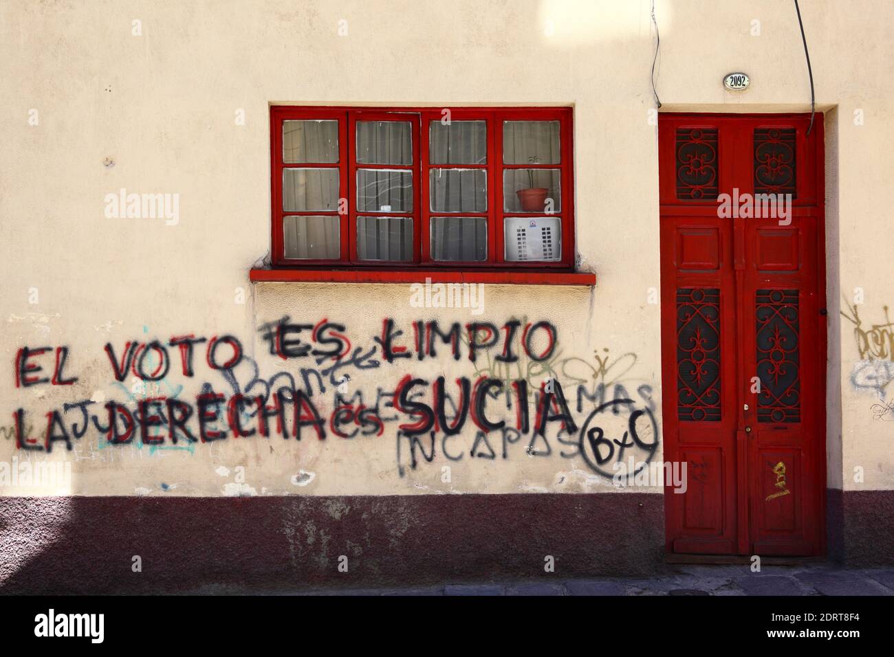 Le vote est propre, la droite est sale graffiti sur le mur, la Paz , Bolivie. Cette image a été prise le jour des élections présidentielles boliviennes du 6 décembre 2009. Ces élections ont été organisées après que le pays ait approuvé une nouvelle constitution lors d'un référendum le 25 janvier 2009. Il y a eu énormément de controverse et de violence lors de la rédaction de la nouvelle constitution ; les accusations de l'opposition de droite selon lesquelles les votes sous le parti au pouvoir MAS de gauche dirigé par Evo Morales n'ont pas été propres ont été fréquentes, parfois avec plus de justification que d'autres Banque D'Images