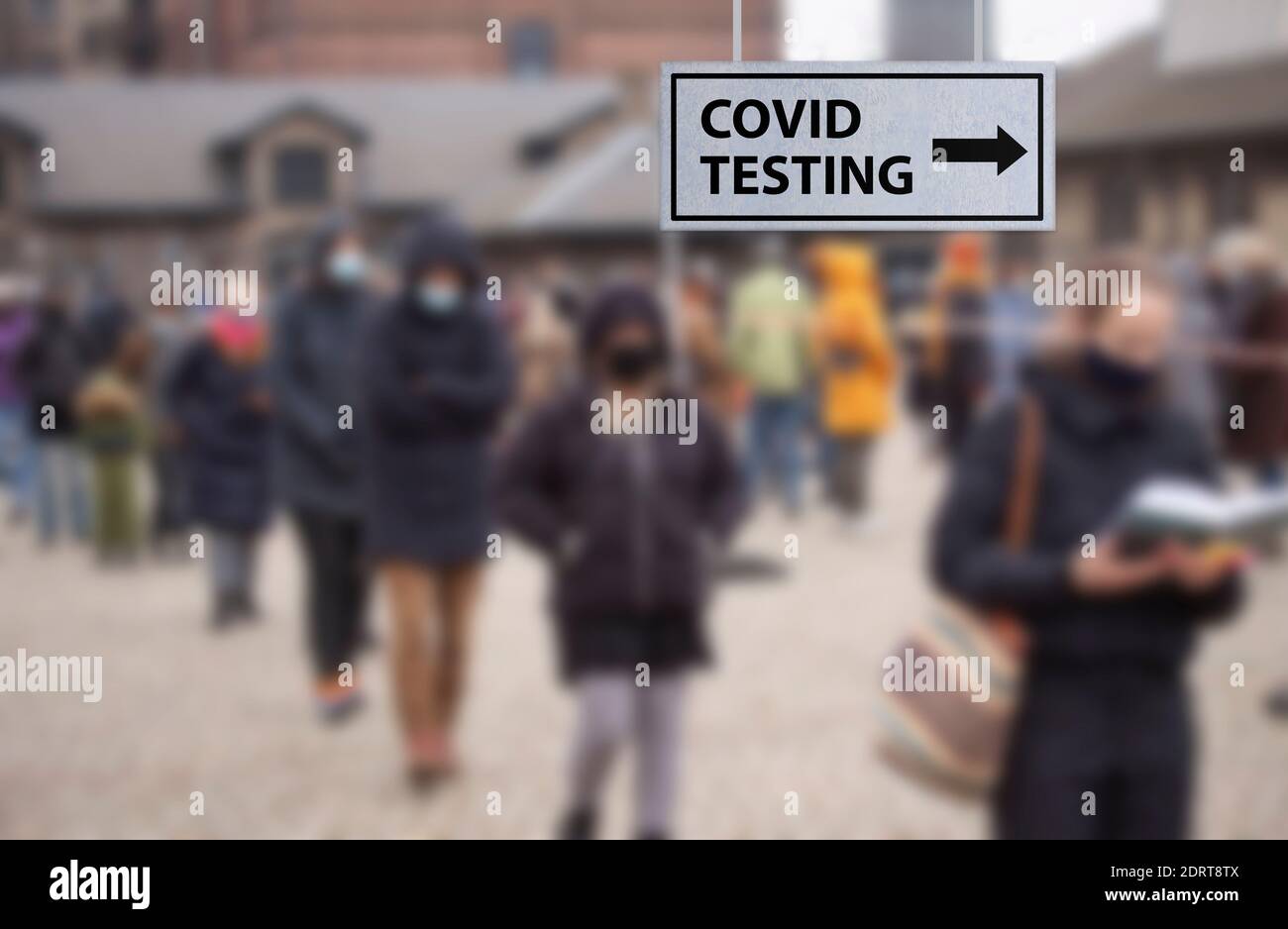 Les personnes en file d'attente ont été mises en file d'attente pour un dépistage du coronavirus Covid-19 ou un vaccin au centre d'essai de la ville. Image floue avec sélectif FO Banque D'Images