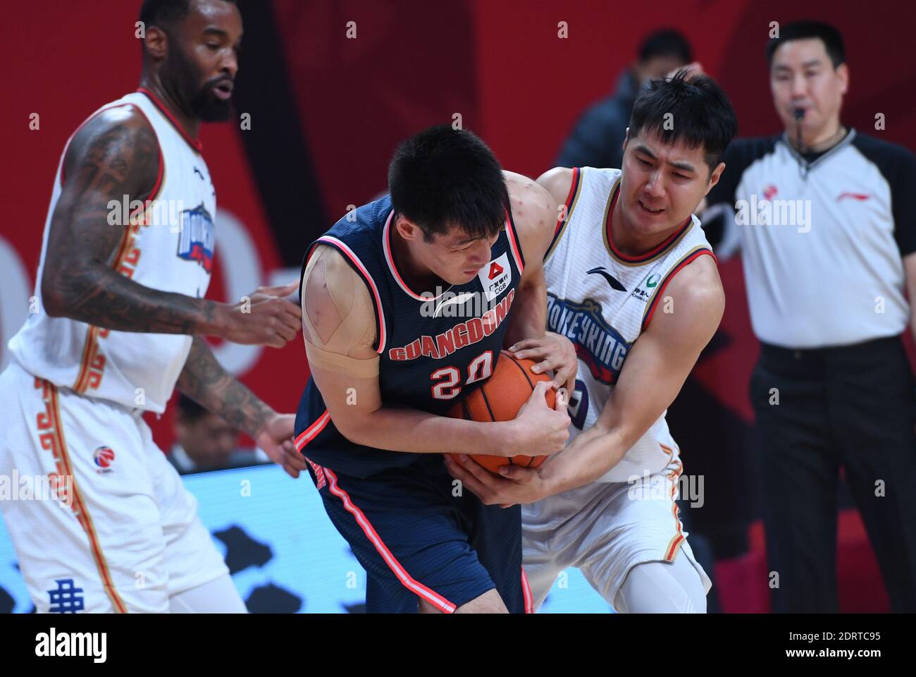 Zhuji, province chinoise de Zhejiang. 21 décembre 2020. REN Junfei (2e L) de Guangdong Southern Tigers rivalise avec Qiao Wenhan (2e R) de Nanjing Monkey Kings lors du 21ème match entre Guangdong Southern Tigers et Nanjing Monkey Kings lors de la saison 2020-2021 de la ligue de l'Association chinoise de basket-ball (CBA) à Zhuji, dans la province de Zhejiang en Chine orientale, le 21 décembre 2020. Credit: Zhu Zheng/Xinhua/Alamy Live News Banque D'Images