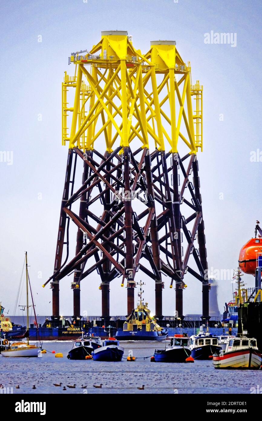 L'éolienne se trouve sur la barge Wismar avec le remorqueur Multratug 18 En passant par North Shields pour le Nigg Field en Écosse et Fabriqué à Smulders Howdon sur Tyne Banque D'Images