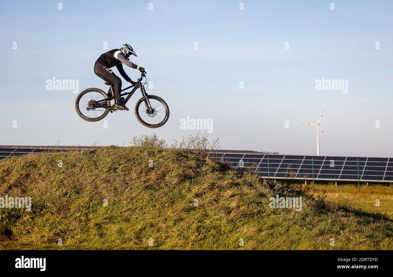 Dortmund, région de la Ruhr, Rhénanie-du-Nord-Westphalie, Allemagne - vélo de montagne sur l'arène de VTT en face du parc solaire et de l'éolienne sur Deusenberg sla Banque D'Images