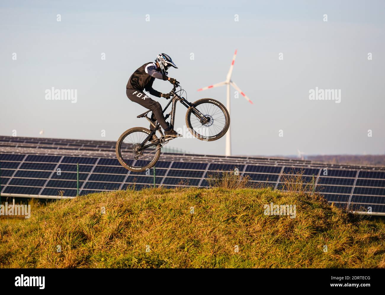 Dortmund, région de la Ruhr, Rhénanie-du-Nord-Westphalie, Allemagne - vélo de montagne sur l'arène de VTT en face du parc solaire et de l'éolienne sur Deusenberg sla Banque D'Images